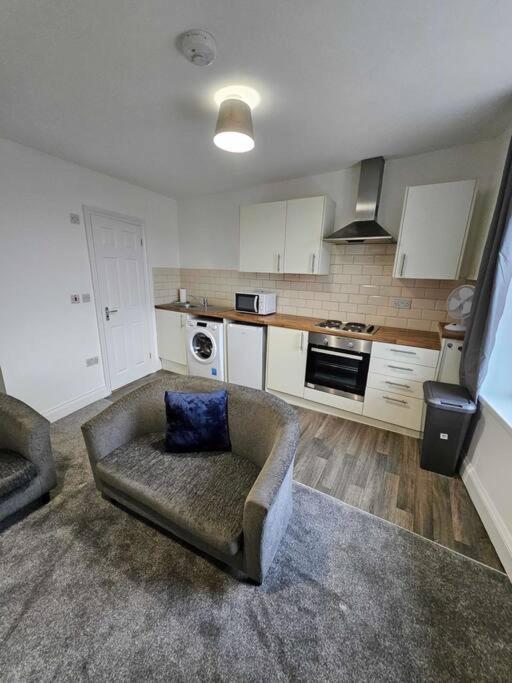 Fully Equipped Kitchen, Double Room Neath Exteriör bild